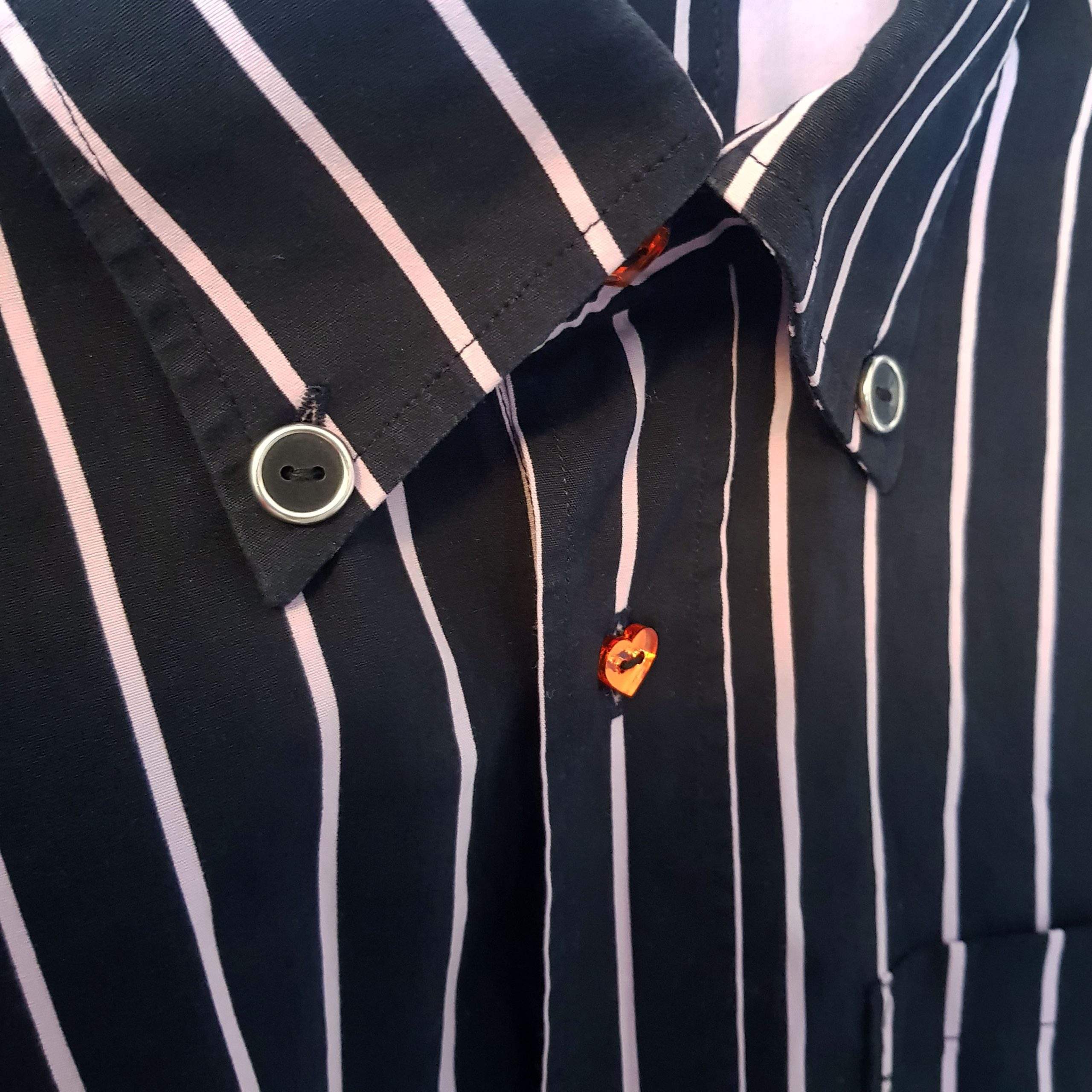 Chemise noire à rayures blanches, boutons coeurs miroirs oranges – Image 6