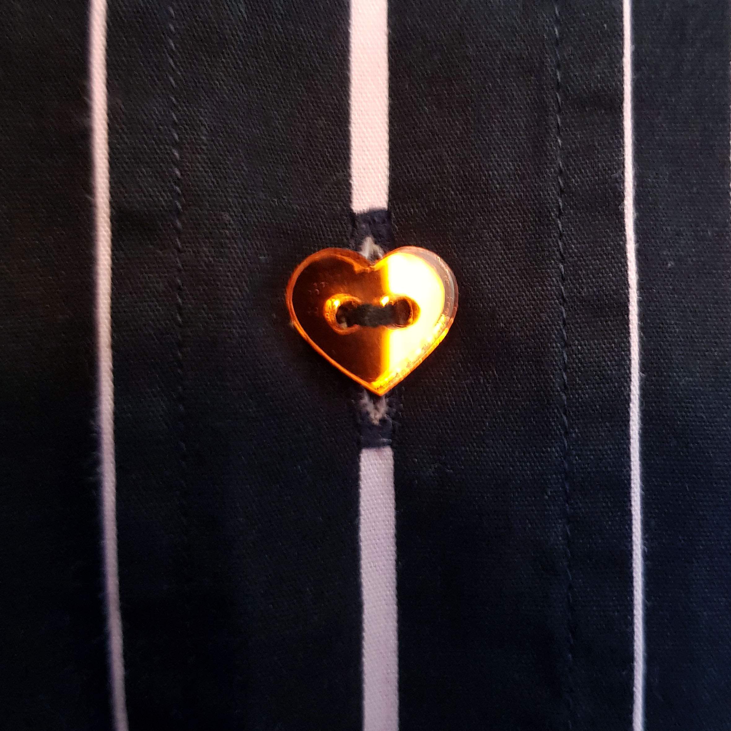 Chemise noire à rayures blanches, boutons coeurs miroirs oranges – Image 4