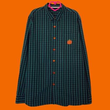Chemise à carreaux vert-bleu et noir, boutons coeurs miroirs oranges