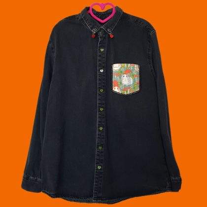 Chemise en jean noir-gris, boutons coeurs pailletés verts et piercings de col miroirs rouges