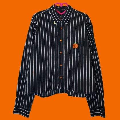 Chemise noire à rayures blanches, boutons coeurs miroirs oranges