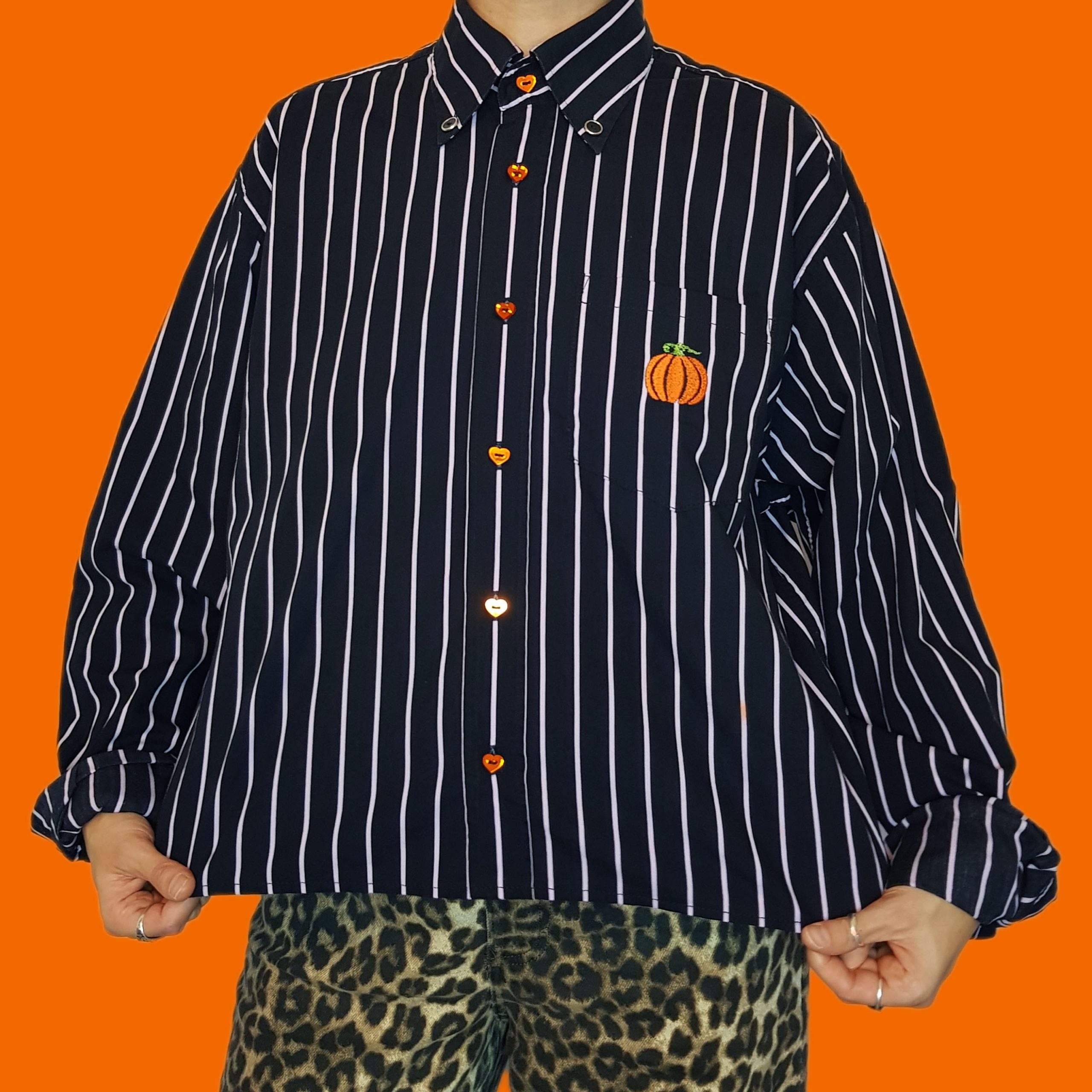 Chemise noire à rayures blanches, boutons coeurs miroirs oranges – Image 2