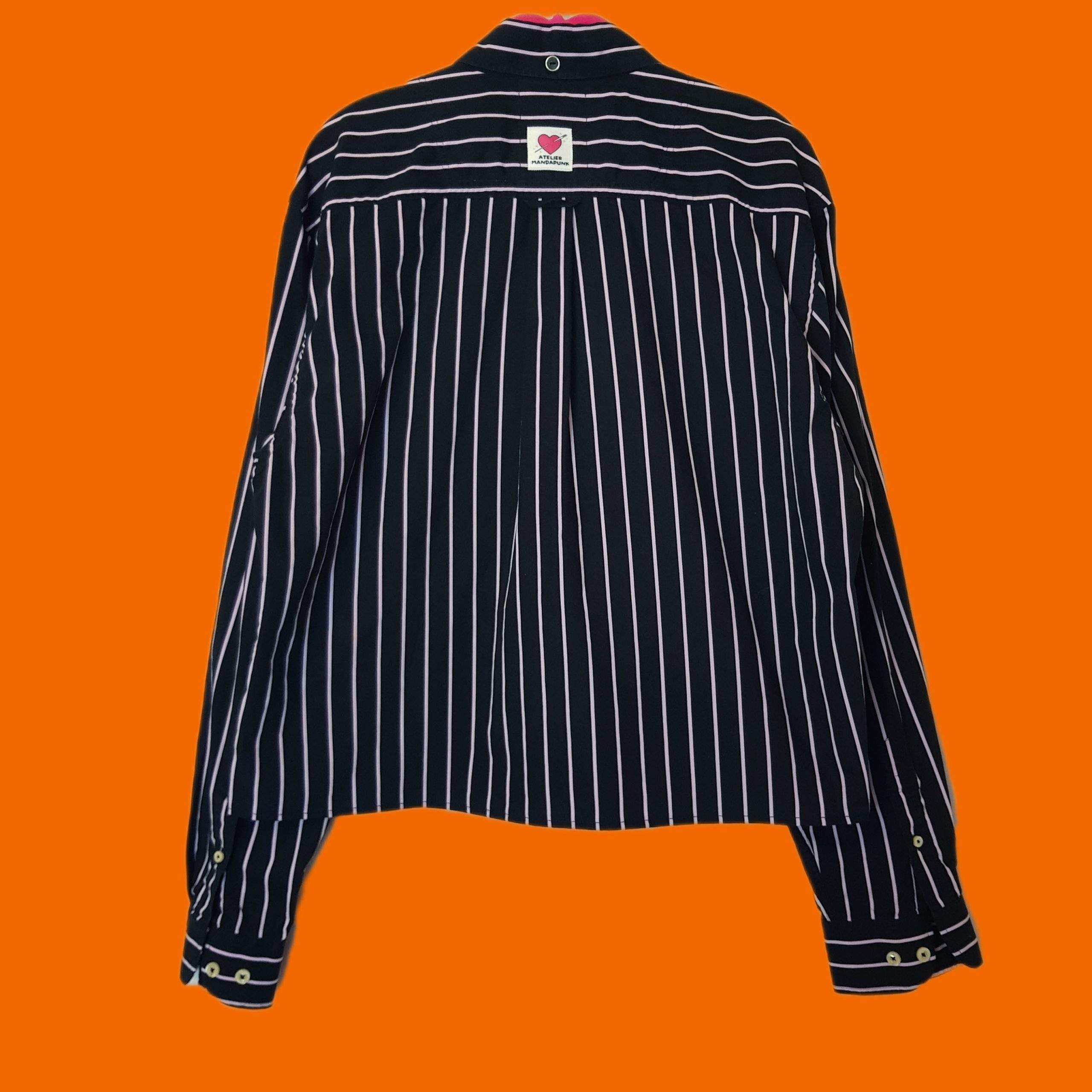 Chemise noire à rayures blanches, boutons coeurs miroirs oranges – Image 3