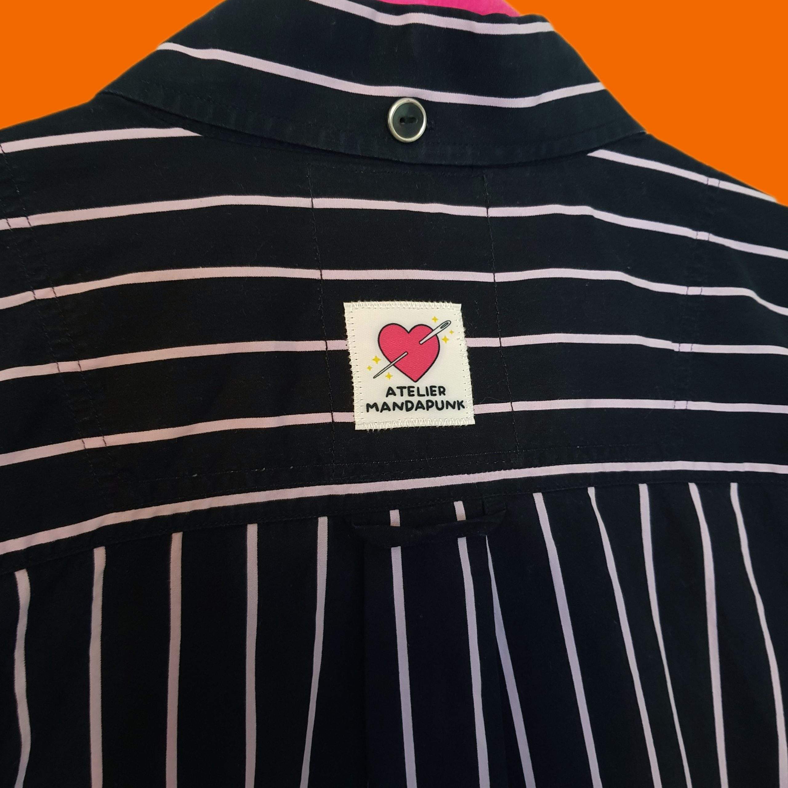 Chemise noire à rayures blanches, boutons coeurs miroirs oranges – Image 7