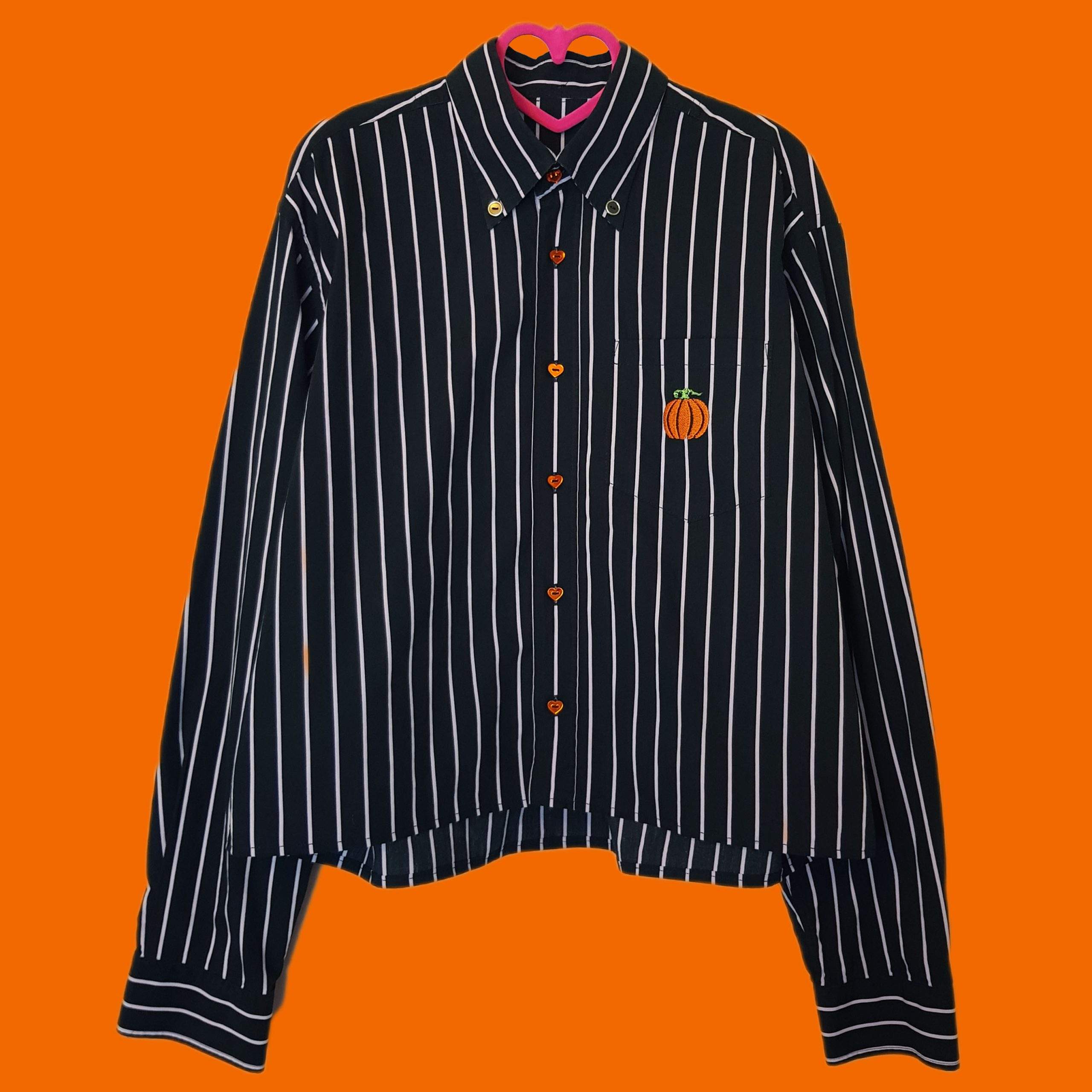 Chemise noire à rayures blanches, boutons coeurs miroirs oranges